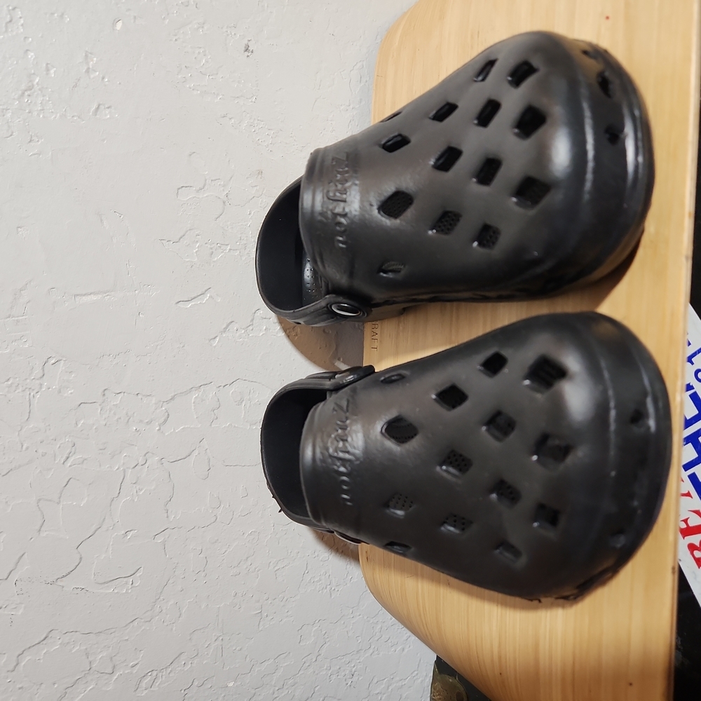 NOTHINZ Black Clogs Nwot
